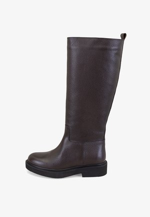 Bottes en cuir marron à mi-mollet avec une finition texturée, bout rond et semelle plate noire basse, dotées d'un tirant à l'arrière.