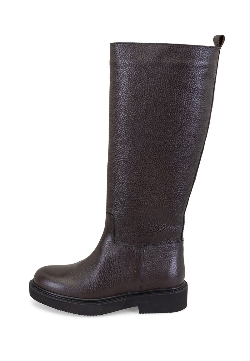 Knöchelhoche braune Lederstiefel mit strukturierter Oberfläche, runder Spitze und einer niedrigen, schwarzen Plateausohle, ausgestattet mit einer Zuglasche hinten.