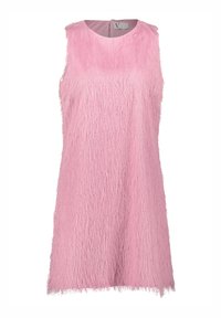 Robe sans manches de couleur rose clair avec un tissu texturé à franges. Encolure ronde et fermeture à zip au dos, présentant une coupe ample.