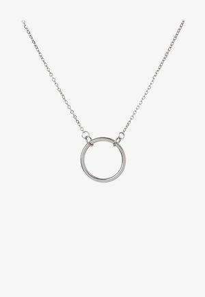 Zilveren ketting met een dunne ketting die een glad, cirkelvormig open ringhanger vasthoudt, gecentreerd op een witte achtergrond.