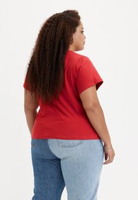 Levi's® Plus PERFECT TEE RAITA - Paprasti marškinėliai - script red