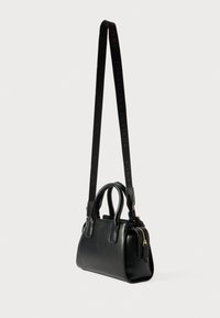 Borsa a mano in pelle nera con doppi manici superiori e una tracolla regolabile. Presenta una tasca con zip in metallo dorato e una texture liscia.