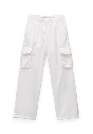 Pantalones cargo blancos con un corte holgado, cinturilla elástica, dos bolsillos laterales y dos grandes bolsillos laterales. Fabricados con un tejido ligero.