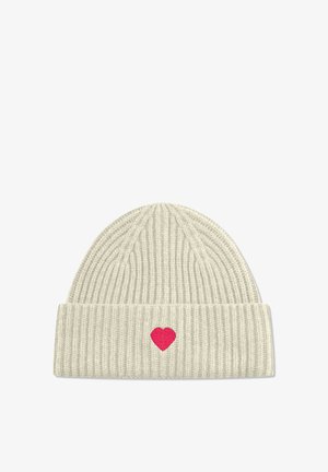 Lichtbeige ribgebreide muts met een omgeslagen rand en een klein rood hart geborduurd op de voorkant. Zachte textuur en rekbaar materiaal.