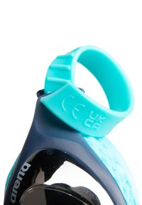 Okulary pływackie Arena z gładkimi, czarnymi soczewkami, turkusowym silikonowym paskiem i teksturowanym pasem. Na pasku znajdują się oznaczenia CE i UKCA.