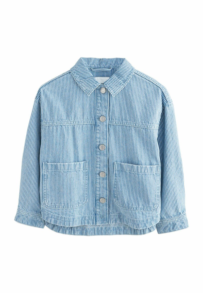 Ljusblårandig denimjacka med krage, knappstängning och två framfickor. Har en rak passform och textil med struktur.