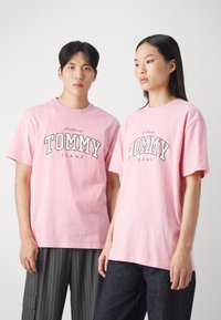 Tommy Jeans VARSITY TEE UNISEX - Camiseta estampada - ballet pink
