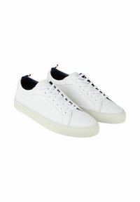 Weisse Leder-Sneaker mit Schnürdesign, gummierter Sohle und schwarzem Innenfutter. Das Modell hat einen kleinen roten Akzent an der Ferse und eine minimalistische Markenkennzeichnung.
