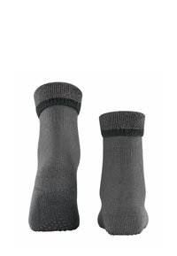 Due paia di calzini ankle grigi sono esposti, con un bordo a coste e una suola texturizzata per una migliore aderenza. Lo sfondo è bianco e semplice.