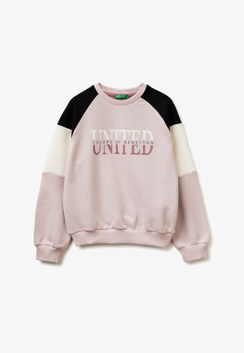 Jasnoróżowa bluza z blokowymi czarno-białymi ramionami i rękawami, z napisem "UNITED COLORS OF BENETTON" z przodu.