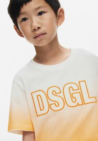T-shirt con gradiente bianco e arancione con "DSGL" ricamato in bold arancione. Maniche corte, tessuto in cotone, vestibilità rilassata.