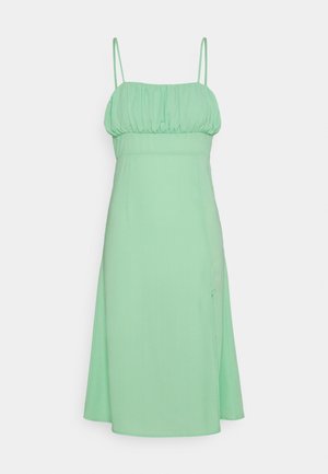 Vestido sem mangas verde menta com corpete franzido, cintura ajustada e saia fluida. Tecido suave com textura leve. Detalhe de fenda lateral.