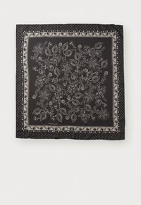 Sort tørklæde med et blomstermotiv og bladmønster i hvid, omkranset af et prikket design. Blødt stof, firkantet form, med detaljeret udsmykning.