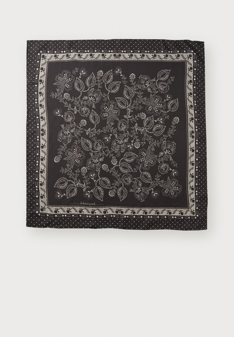 Sort tørklæde med et blomstermotiv og bladmønster i hvid, omkranset af et prikket design. Blødt stof, firkantet form, med detaljeret udsmykning.