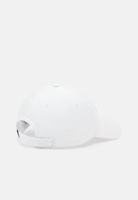 Boné de beisebol branco em algodão com aba curva, fita ajustável na parte de trás e orifícios de ventilação para respirabilidade.
