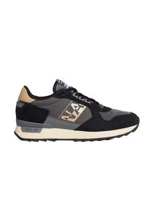 Sneakers con una combinazione di colori nera e grigia, realizzati con materiali in rete e suede, suola spessa e un logo evidente sul lato.