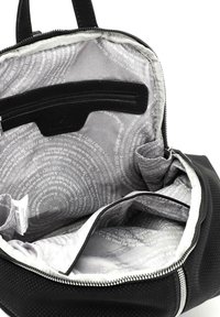 Sac à dos noir au design structuré, doté d'un intérieur gris clair avec des motifs textuels et de plusieurs compartiments zippés pour l'organisation.