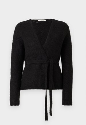 Schwarze, fuzzy gestrickte Wickel-Cardigan mit langen Ärmeln und einem passenden Gürtel, der in der Taille gebunden ist, auf einem weißen Hintergrund präsentiert.
