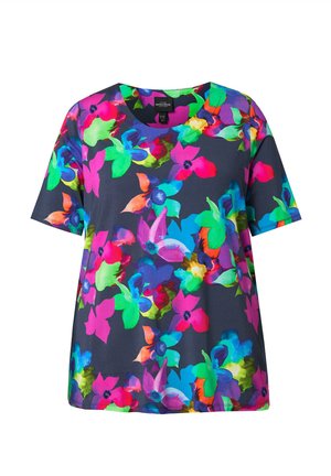 T-shirt a maniche corte con motivi floreali astratti e colorati in tonalità di rosa, verde, blu e viola su uno sfondo scuro.