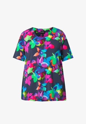 T-shirt a maniche corte con motivi floreali astratti e colorati in tonalità di rosa, verde, blu e viola su uno sfondo scuro.