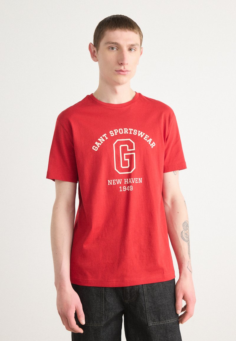Rode katoenen t-shirt met een witte tekstafdruk met de tekst "GANT SPORTSWEAR NEW HAVEN," voorzien van een ronde halslijn en korte mouwen.