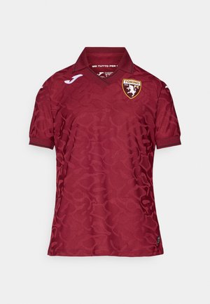 Punane jersy, millel on peen tekstuur, klassikalise kraega ja Torino FC logo rinnal. Lühikesed varrukad ja hingav kangas.