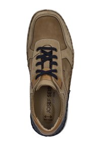 Chaussure en daim marron avec des accents navy, semelle intérieure perforée et coutures contrastées. Dotée de lacets ronds et d'un design de bout arrondi et spacieux.