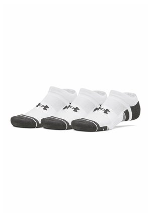 Drie paar witte enkelsokken met zwarte tenen, hielen en Under Armour-logo’s, in een rij gerangschikt op een witte achtergrond.