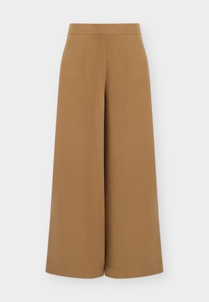 Magas derekú, széles szárú, rövidített nadrág tevebarna színben, lapos elejű és sima derékrésszel, fehér háttéren.