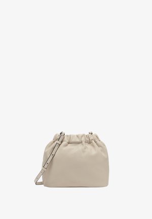 Sac bandoulière en cuir souple beige avec sangle réglable et ouverture supérieure froncée.