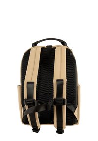 Béžový ruksak s čiernym sieťovaným zadným panelom a vystlanými ramennými popruhmi. Má nastaviteľné čierne popruhy a hornú rúčku na prenášanie.