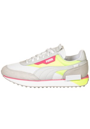 Biały sneaker Puma z szarym zamszem, neonowo żółtymi i różowymi akcentami, wiązaniem na sznurówki oraz teksturowaną podeszwą, widoczny z boku na białym tle.