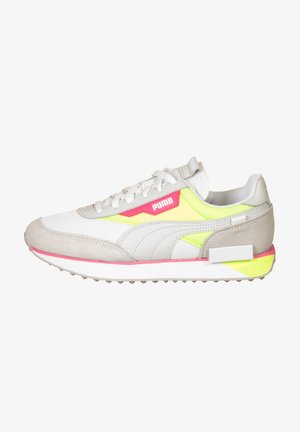 Biały sneaker Puma z szarym zamszem, neonowo żółtymi i różowymi akcentami, wiązaniem na sznurówki oraz teksturowaną podeszwą, widoczny z boku na białym tle.