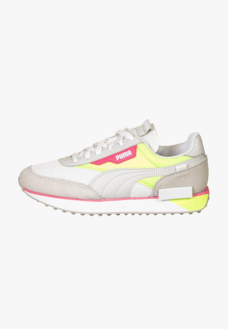 Baskets blanches Puma en suède gris, accents jaune néon et rose, fermeture à lacets et semelle texturée, vues de côté sur fond blanc.
