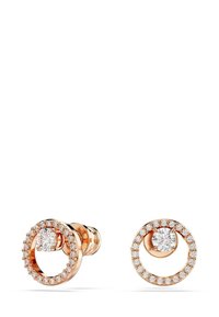 Rosaguldörhängen med cirkulär design, som har en central glittrande sten omgiven av mindre klara stenar, med en slät yta.