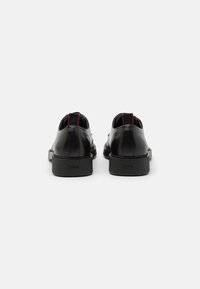 HUGO IKER DERB - Stringate - black