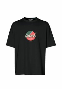 Camiseta de algodón negra con un gráfico redondo en verde, rojo y crema, con el texto "Original" y "Jack & Jones Worldwide" impreso debajo.