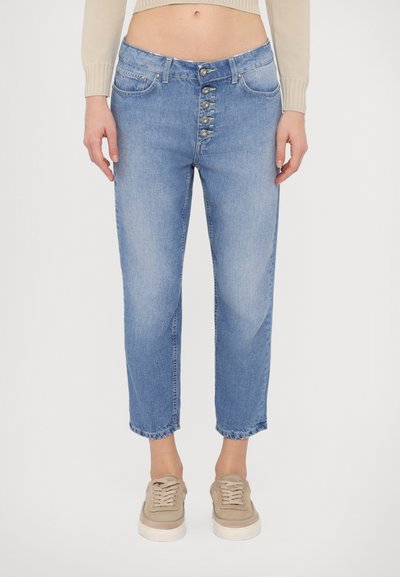 Blugi din denim de culoare albastru deschis, cu talie înaltă, închidere cu cinci butoane și un design drept, scurt. Prezintă decolorări subtile și margini desfăcute.