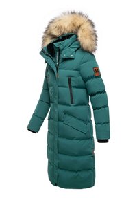 Teal puhovka s kapuco obloženo z krznenim robom, stranskimi žepe z zadrgo in gumbi za zapiranje. Ima kviltano teksturo in podaljšano silhueto.