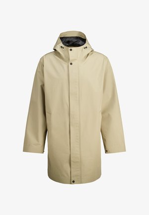 Beige wasserdichte Regenjacke mit Kapuze, vorderem Druckverschluss, seitlichen Taschen und einer glatten Textur. Entwickelt für den Schutz im Freien.