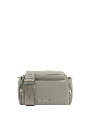 Sac bandoulière rectangulaire gris avec plusieurs compartiments zippés et une large sangle réglable estampillée BIMBA Y LOLA.
