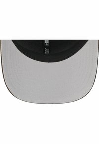 Grauer Baseball-Cap mit einem schwarzen, strukturierten Stoff oben und einem kontrastierenden, hellgrauen Schirm. Verfügt über eine Naht und ein Innenetikett.