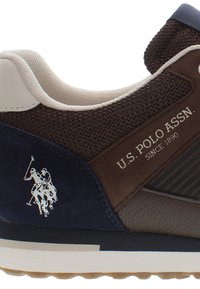 Scarpa sportiva marrone e blu con tomaia in rete, accenti in camoscio e suola in gomma. Presenta il marchio e il logo U.S. Polo Assn.