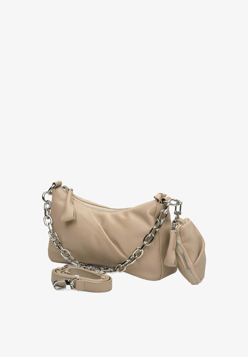 Beige leren handtas met een zilveren kettingband, voorzien van een ritscompartiment en een afneembaar klein tasje. Zachte, gestructureerde afwerking.