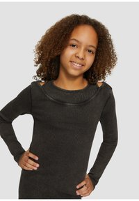 Dunkelgraues Langarmshirt mit gerippter Textur, rundem Halsausschnitt und ausgeschnittenen Schultern, getragen von einem lächelnden Kind mit lockigem Haar.