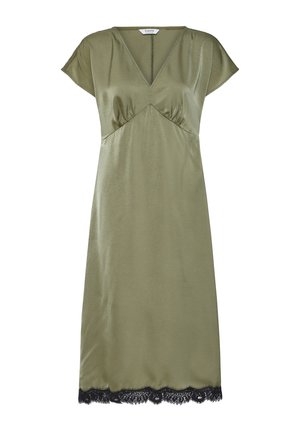 Robe en satin vert olive avec col en V, manches courtes, taille empire et bordure en dentelle noire à l'ourlet.