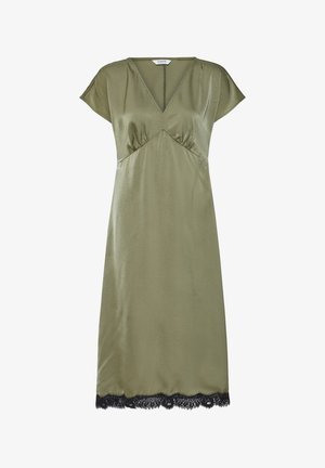 Robe en satin vert olive avec col en V, manches courtes, taille empire et bordure en dentelle noire à l'ourlet.