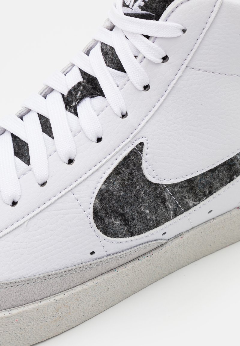 Damen Sneaker low | Nike Sportswear BLAZER MID '77 UNISEX Sneaker high white/light smoke grey/bright crimson/weiß - VL55465 Damen Sneaker low | Nike Sportswear BLAZER MID '77 UNISEX Sneaker high white/light smoke grey/bright crimson/weiß - VL55465
