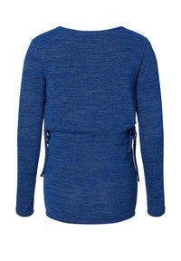 Długi rękaw, błękitny sweter melanżowy z wiązaniami po bokach, pokazany z tyłu na białym tle.