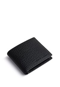 Czarny skórzany portfel o teksturowanym wykończeniu, w układzie bi-fold, z widocznym przeszyciem. Posiada wytłoczone logo z przodu.